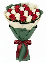 Букет Микс из красных и белых роз в Высоком Мурманская область