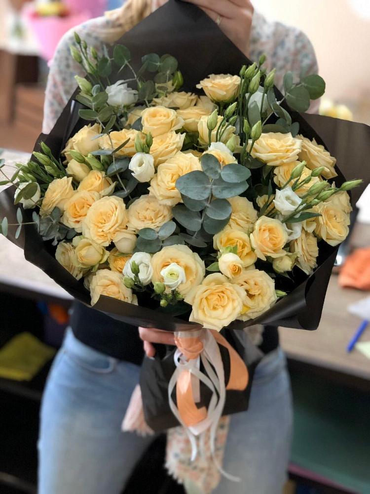 Букет цветов из: Розы и Лизиантусы в Высоком Мурманская область