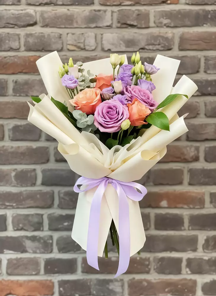 Букет цветов из: Лизиантусы и Розы в Высоком Мурманская область