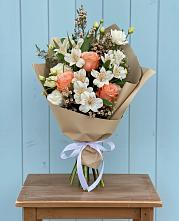 Букет цветов из:  Альстромерии, Лизиантусы, Розы и Хризантемы в Высоком Мурманская область