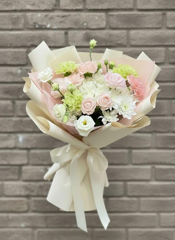 Букет цветов из: Гвоздики, Розы, Лизиантусы и Хризантемы в Высоком Мурманская область