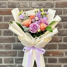 Букет цветов из:  Лизиантусы и Розы в Высоком Мурманская область