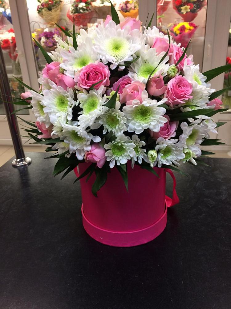 Цветочная композиция из Розы и Хризантемы в шляпной коробке в Высоком Мурманская область