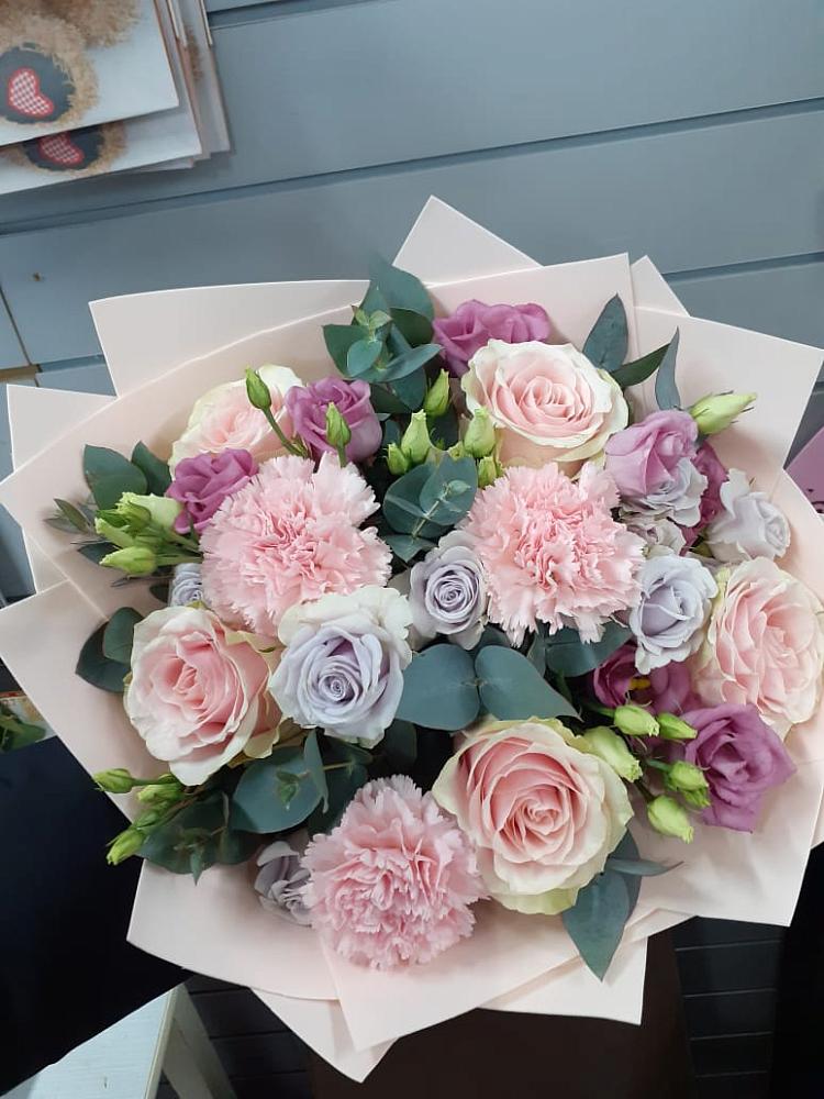 Букет цветов из: Розы, Гвоздики и Лизиантусы в Высоком Мурманская область