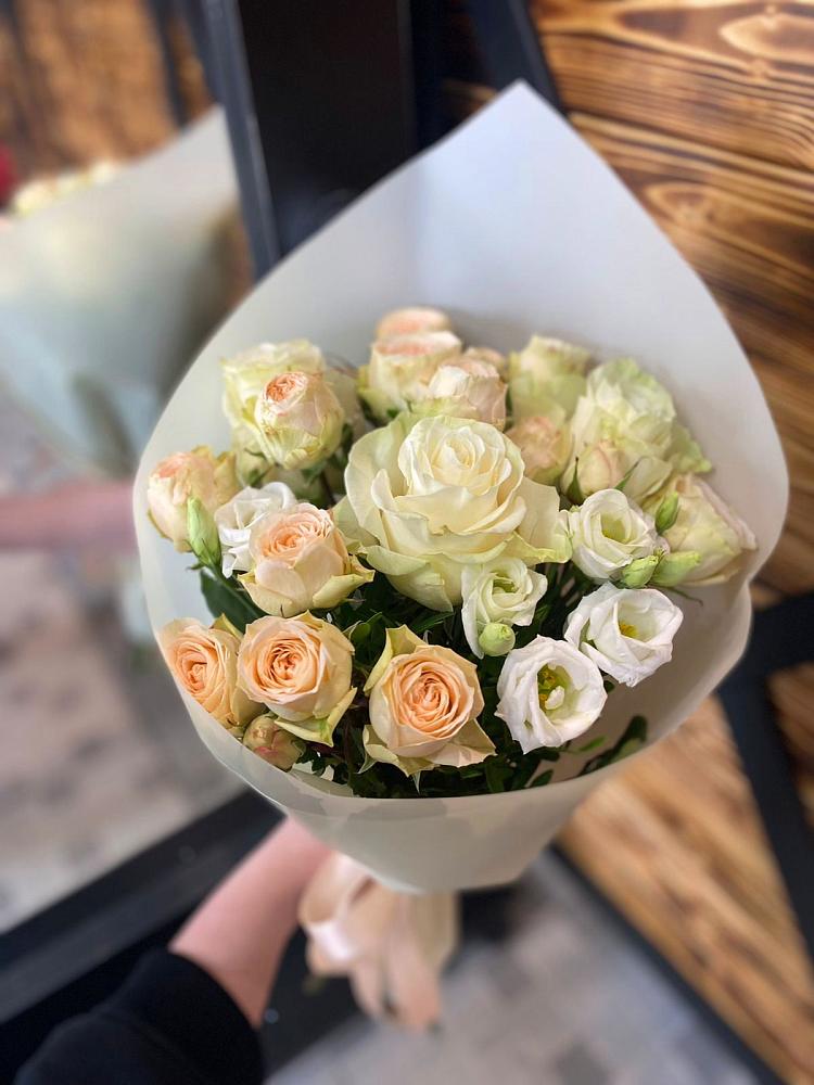 Букет цветов из: Розы и Лизиантусы в Высоком Мурманская область